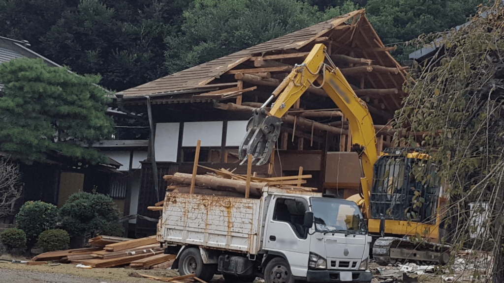 名古屋市の便利屋リオンの解体・撤去のトラック